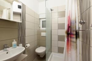 Koupelna v ubytování Apartmani Orhideja + 37 fotografií