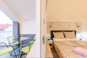 Postel nebo postele na pokoji v ubytování Apartmani Orhideja