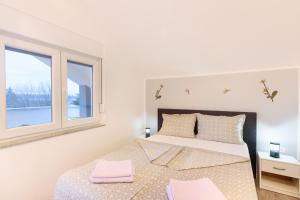 Postel nebo postele na pokoji v ubytování Apartmani Orhideja