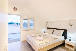 Postel nebo postele na pokoji v ubytování Apartmani Orhideja