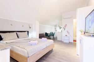 Postel nebo postele na pokoji v ubytování Apartmani Orhideja