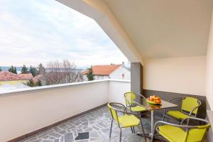 Balkón nebo terasa v ubytování Apartmani Orhideja