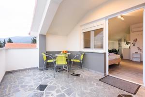 Postel nebo postele na pokoji v ubytování Apartmani Orhideja