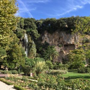 een tuin voor een berg met een waterval bij La Rabasse de Gallinette in Aups