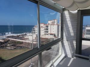 Habitación con ventanas y vistas al océano. en Vendaval 301, en Punta del Este