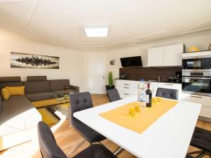 A kitchen or kitchenette at Ferienwohnung - Bergblick - Vandans