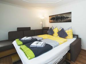 A bed or beds in a room at Ferienwohnung - Bergblick - Vandans