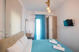 Un dormitorio con una cama con dos toallas encima. en Breeze Vacation Apartments, en Plakias