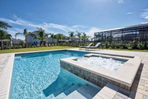 uma piscina com um banco em frente a um edifício em Outstanding Home with Water Park Access near Disney by Rentyl - 7731F em Orlando