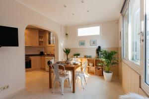 Kuchyň nebo kuchyňský kout v ubytování Sitges Holiday Apartment + 37 fotografií