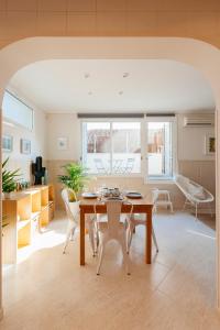 comedor con mesa y sillas en Sitges Holiday Apartment en Sitges