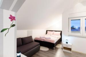 Postel nebo postele na pokoji v ubytování Apartmani Orhideja