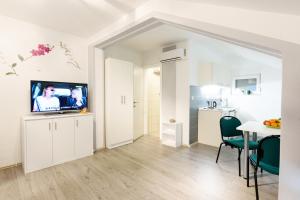 TV a/nebo společenská místnost v ubytování Apartmani Orhideja