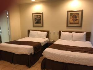 
A bed or beds in a room at 777 Motor Inn
