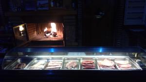 バサにあるHostal Sierra De Bazaの肉火入りオーブン