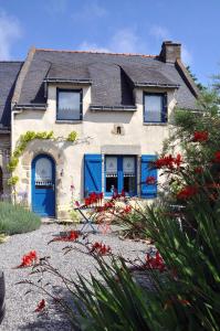 サルゾーにあるMaison de Pêcheursの青い扉と赤い花の家