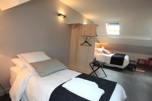 - une chambre avec 2 lits dans l'établissement LOGIS Hotel-Restaurant Le Relais d'Aligre, à Châteauneuf-en-Thymerais