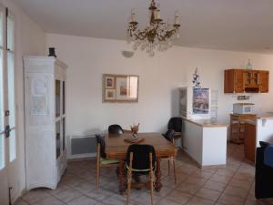 a kitchen and dining room with a table and chairs at Le coteau del aime in Toulon