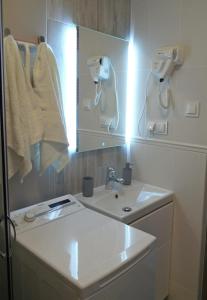 bagno con lavandino e specchio di Apartament Panorama a Iwonicz-Zdrój