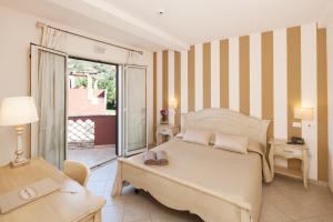 Alcantara Resort di Charme Adults Only tesisinde bir odada yatak veya yataklar