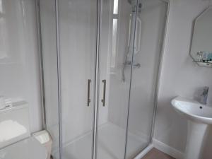 A bathroom at Dalgair House Hotel 