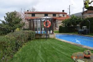 Bazén v ubytovaní Casa Rural Os Carballos alebo v jeho blízkosti