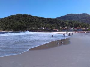 Uma praia em ou perto do apartamento