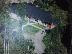 eine Luftansicht eines Hauses mit einem davor geparkt in der Unterkunft Huoneisto Tikkakoski - Apartment in Tikkakoski in Tikkakoski