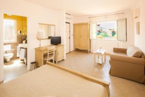 TV a/nebo společenská místnost v ubytování Alcantara Resort di Charme Adults Only