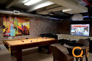a room with a pool table and a tv at Q4 Hotel and Hostel in Queens