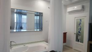 Ein Badezimmer in der Unterkunft DB Tower Vacation Rental