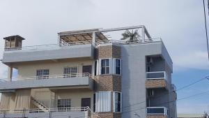 ein Gebäude mit einer Fabrik oben drauf in der Unterkunft DB Tower Vacation Rental in Belize City