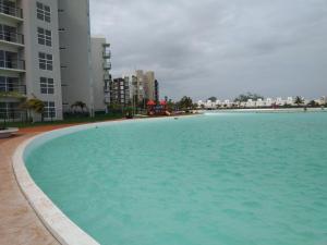 une grande piscine en face de certains bâtiments dans l'établissement Casa de vacaciones, à Veracruz