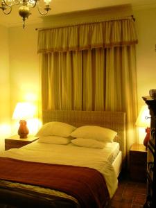リスボンにあるChiado terraceのベッドルーム(白いシーツと枕付)
