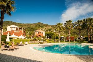 Alcantara Resort di Charme Adults Only tesisinde veya buraya yakın yüzme havuzu