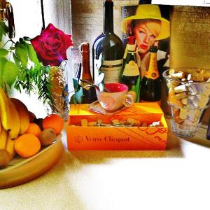 un tavolo con una scatola di frutta e bottiglie di vino di Bed and Breakfast San Valentino a Terni