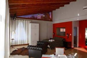 salon z kanapą i czerwonymi ścianami w obiekcie Placeres de la Costa w mieście Gualeguaychú