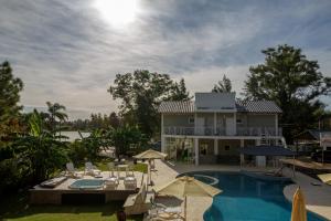 a view of a house and a swimming pool at Placeres de la Costa in Gualeguaychú
