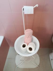 un WC con due rotoli di carta igienica sopra di Casa da Vila a Vila Nova da Barquinha Altre 13 foto