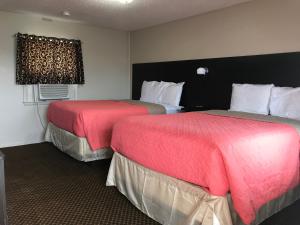 En eller flere senge i et værelse på Laci's Country Inn - Knob Noster