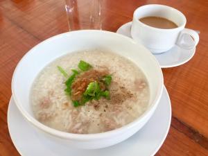 un tazón de sopa y una taza de café sobre una mesa en Mitaree Hotel 1, en Mae Sariang