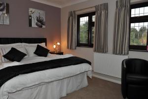 sypialnia z dużym łóżkiem i 2 oknami w obiekcie Linden Bed & Breakfast w mieście Hillington