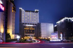 un gran edificio en una ciudad por la noche en Hyunjin Tourist Hotel, en Donghae