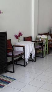 una habitación con mesa, sillas y una mesa con flores. en Admire House, en Pattaya central