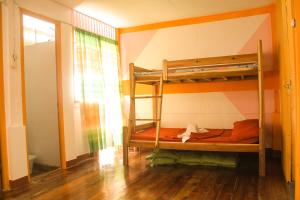 een kamer met 2 stapelbedden en een raam bij Casaoro Homestay in Puerto Princesa City