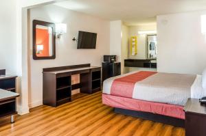 Кровать или кровати в номере Motel 6-Saraland, AL