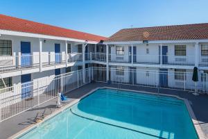 Motel 6-Grand Prairie, TX - Interstate 30