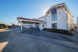 Motel 6-Grand Prairie, TX - Interstate 30