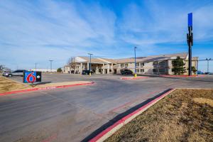 un aparcamiento vacío frente a un edificio en Motel 6-Amarillo, TX, en Soncy