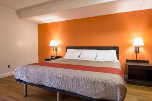 Een bed of bedden in een kamer bij Motel 6-Opelousas, LA